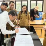 Ketua Kadin Kota Palu meneken naskah kerjasama disaksikan Wawali Imelda untuk peningkatan PAD Kota Palu, di Kantor Wali Kota Palu, Selasa (12/8/2025). (©Prokopim Setda Kota Palu/Jufri)