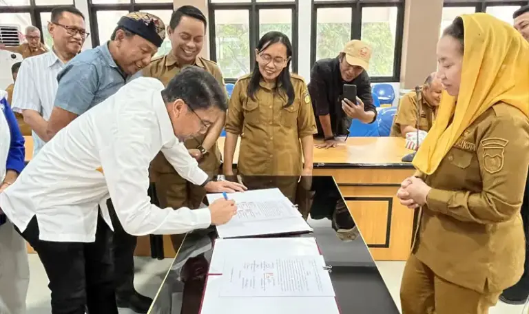 Ketua Kadin Kota Palu meneken naskah kerjasama disaksikan Wawali Imelda untuk peningkatan PAD Kota Palu, di Kantor Wali Kota Palu, Selasa (12/8/2025). (©Prokopim Setda Kota Palu/Jufri)