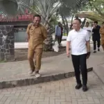 Wali Kota Palu Hadianto Rasyid (tengah) mengunjungi Taman GOR yang akan ditutup untuk revitalisasi. (©Prokopim Setda Kota Palu/Imron)