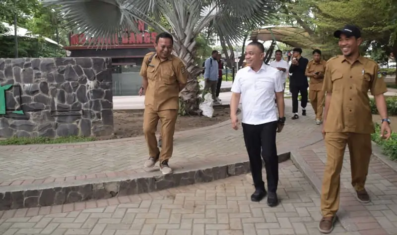 Wali Kota Palu Hadianto Rasyid (tengah) mengunjungi Taman GOR yang akan ditutup untuk revitalisasi. (©Prokopim Setda Kota Palu/Imron)