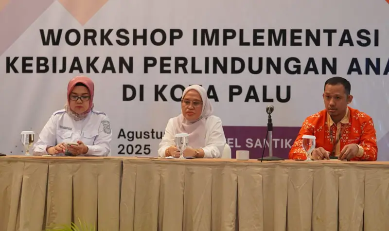 Sekkot Palu, Irmayanti (tengah) pad apembukaan workshop perlindungan anak di palu, Rabu (13/8/2025). (©Prokopim Steda Kota Palu/Iwan)