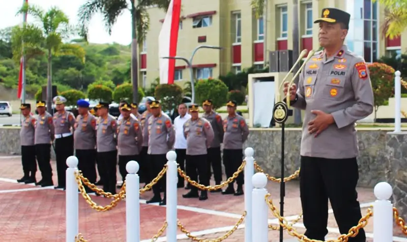 Wakapolda Sulteng Brigjen Pol Helmi Kwarta Kusuma Putra Rauf pada apel pagi di Mapodla Sulteng, Senin (11/8/2025). (©Humas Polda Sulteng)