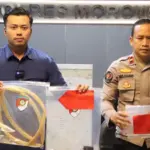 Kasat Reskrim Polres Morowali AKP Erick Wijaya Siagian (kiri) bersama Kasi Humas menunjukkan barang bukti pada konferensi pers di Polres Morowal, Sabtu (9/8/2025). (©Humas Polres Morowali)