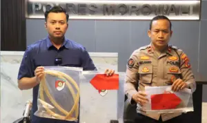 Empat Tersangka Pengeroyokan yang Menewaskan Pemuda 19 Tahun Ditahan Kasat Reskrim Polres Morowali AKP Erick Wijaya Siagian (kiri) bersama Kasi Humas menunjukkan barang bukti pada konferensi pers di Polres Morowal, Sabtu (9/8/2025). (©Humas Polres Morowali)