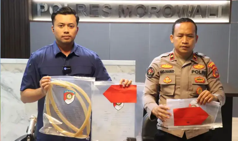 Kasat Reskrim Polres Morowali AKP Erick Wijaya Siagian (kiri) bersama Kasi Humas menunjukkan barang bukti pada konferensi pers di Polres Morowal, Sabtu (9/8/2025). (©Humas Polres Morowali)
