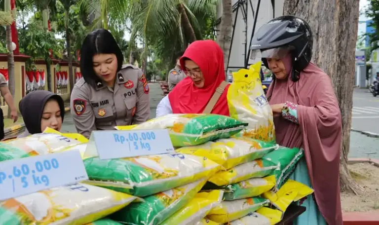 Warga membeli beras urah pada Gerakan Pangan Murah Polresta Palu-Bulog di depan mapolresta Palu, Senin (11/8/2025). (©Humas Polresta Palu)