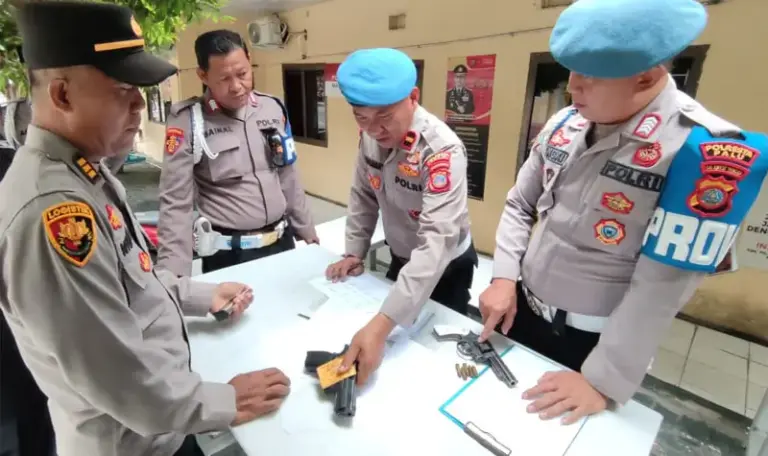 Anggota Propam Polresta Palu memeriksa senjata api milik personel di mapolresta Palu, Rabu (20/8/2025). (©Humas Polresta Palu)