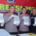 Kapolresta Palu Kombes Pol Den Abrahams (kedua kiri) menunjukkan barang bukti sabu yang disita dari seorang penumpang pesawat udara pada konferensi pers di mapolresta Palu, Kamis (7/8/2025). ©Humas Polresta Palu)
