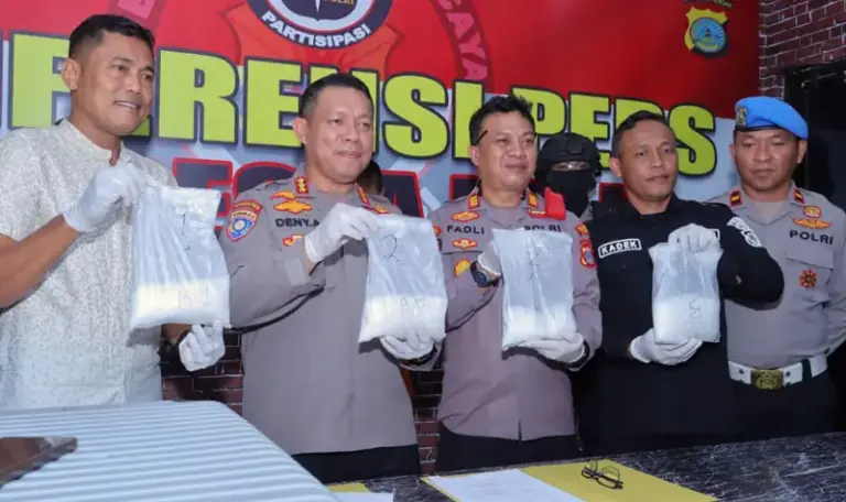 Kapolresta Palu Kombes Pol Den Abrahams (kedua kiri) menunjukkan barang bukti sabu yang disita dari seorang penumpang pesawat udara pada konferensi pers di mapolresta Palu, Kamis (7/8/2025). ©Humas Polresta Palu)