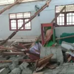Kondisi Gereja Elim Desa Masani pascagempa dan salah seorang korban yang terluka akibat reruntuhan, Minggu (17/8/2025). (©Lanto Pudjalemba)