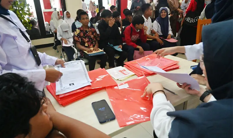 Petugas memverifikasi berkas siswa yang akan mengikuti pendidikan di SRT 20 di Palu, Jumat (15/8/2025). (©bmzIMAGES/basri marzuki)
