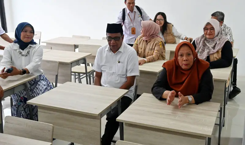 Wagub Sulteng dr Reny A. Maladjido bersama Asisten 1 Pemrpov Sulteng Fakhruddin Yambas, Kepala Sentra Nipotove Diah Rini Lesmawati, Kadis Sosial Sulteng Siti Hasbiah berada di ruang kelas SRT 20 di Palu, Jumat (15/8/2025). (©bmzIMAGES/basri marzuki)