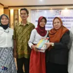 Wagub Sulteng, dr Reny A Lamadjido (kedua kanan) didampingi Kepala DInas Sosial Sutleng Siti Hasbiah (kiri), Kepala Sentra Nipotove Diah Rini Lesmawati (kedua kiri) menyerahkan perlengkapan sekolah kepada seorang siswa menandai pembukaan Masa Pengenalan Lingkungan Sekolah Rakyat Terintegrasi 20 di Palu, Jumat (15/8/2025). (©bmzIMAGES/basri marzuki)