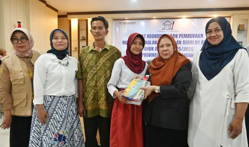 Wagub Sulteng, dr Reny A Lamadjido (kedua kanan) didampingi Kepala DInas Sosial Sutleng Siti Hasbiah (kiri), Kepala Sentra Nipotove Diah Rini Lesmawati (kedua kiri) menyerahkan perlengkapan sekolah kepada seorang siswa menandai pembukaan Masa Pengenalan Lingkungan Sekolah Rakyat Terintegrasi 20 di Palu, Jumat (15/8/2025). (©bmzIMAGES/basri marzuki)