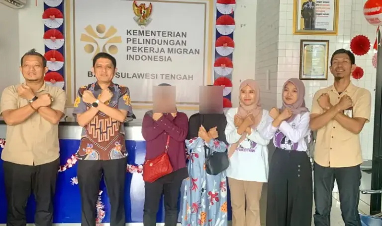 Solidaritsa Perempuan Palu mengapit pekerja migran asal Sigi yang berhasil dipulangkan. (©Solidaritas Perempuan Palu)