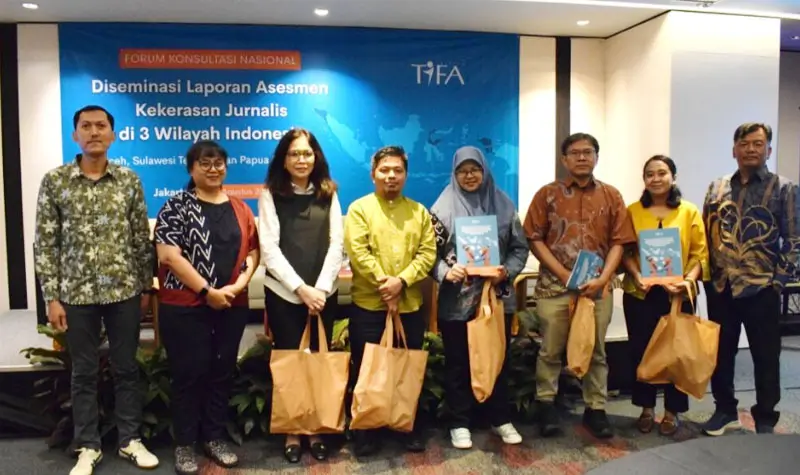 Foto bersama uxai peluncuran laporan Jurnalisme Aman oleh Yayasan Tifa di Jakarta, Selasa (5/8/2025) (©Yayasan TIFA)