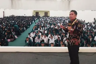 Sahran Raden pada sosialisasi pencegahan kekerasan seksual kepada mahasiswa baru UIN Datokarama Palu, Kamis (28/8/2025). (©UIN Datokarama)