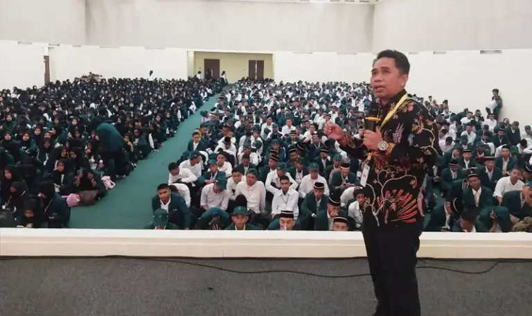 Sahran Raden pada sosialisasi pencegahan kekerasan seksual kepada mahasiswa baru UIN Datokarama Palu, Kamis (28/8/2025). (©UIN Datokarama)