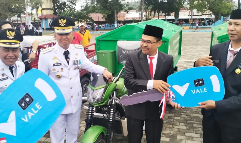 Penyerahan kendaraan sampah dari PT Vale ke Pemkab Kolaka, Sultre, Minggu (17/8/2025). (©PT Vale Indonesia)