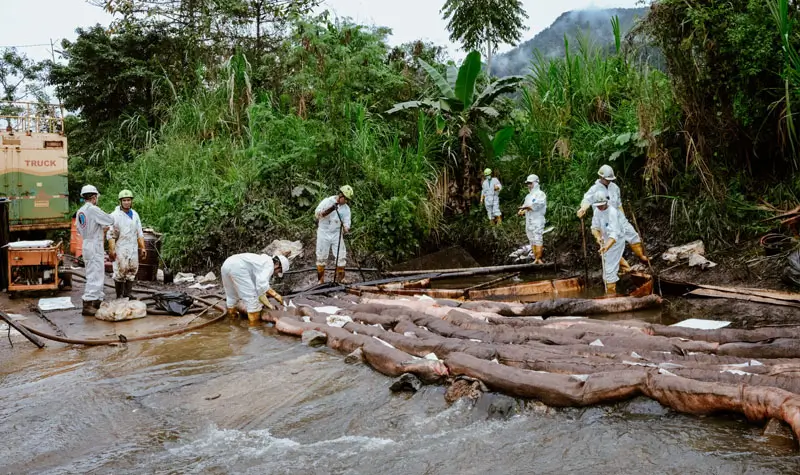 Petugas masih terus berjibaku untuk menghentikan minyak yang keluar dari pipa yang bocor di Desa Towuti, Luwu Timur, Sulsel, Selasa (26/8/2025). (©PT Vale), Selasa