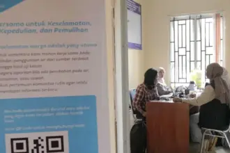 Petugas berada di Posko Pengaduan yang dibuka terkait kebocoran pipa minyak PT Vale Indonesia di Desa Towuti, Luwu Timur, Rabu (27/8/2025). (©PT Vale Indonesia)