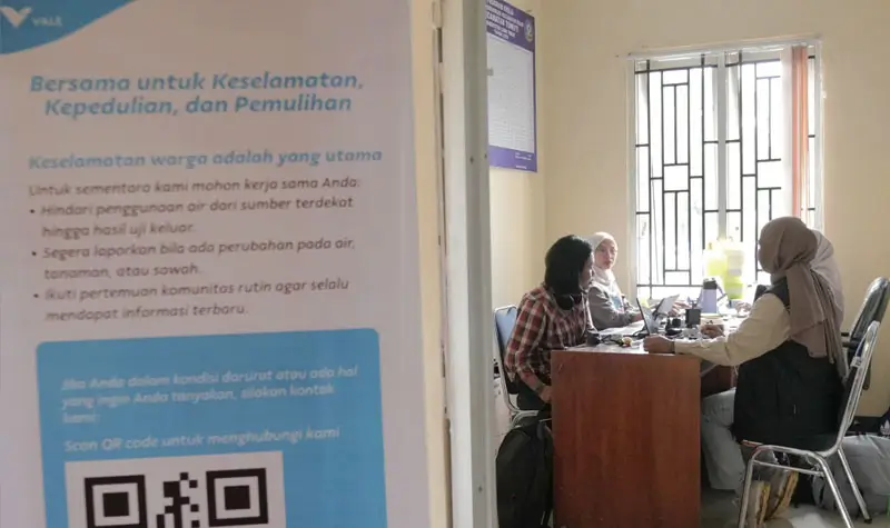 Petugas berada di Posko Pengaduan yang dibuka terkait kebocoran pipa minyak PT Vale Indonesia di Desa Towuti, Luwu Timur, Rabu (27/8/2025). (©PT Vale Indonesia)