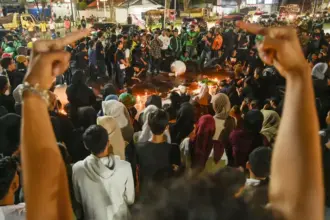 Aksi solidaritas para pengemudi ojek daring di Lapangan Vatulemo, Jumat (29/8/2025). 0169bmzIMAGES/basri marzuki)