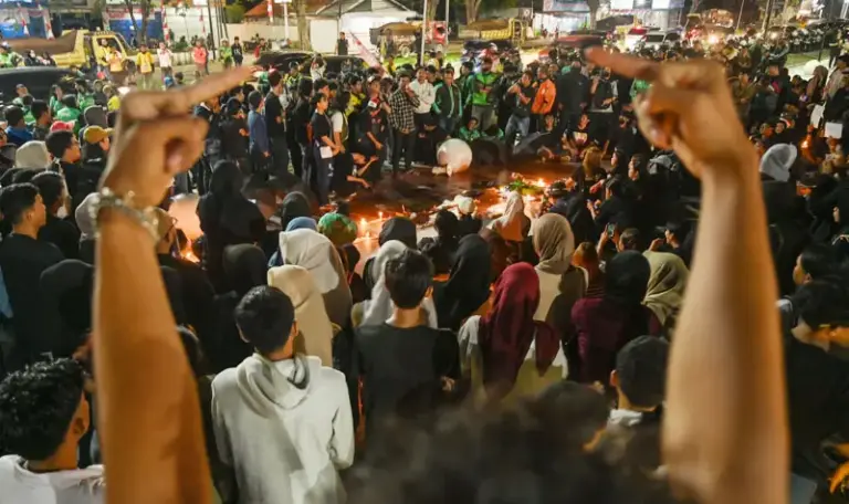 Aksi solidaritas para pengemudi ojek daring di Lapangan Vatulemo, Jumat (29/8/2025). 0169bmzIMAGES/basri marzuki)