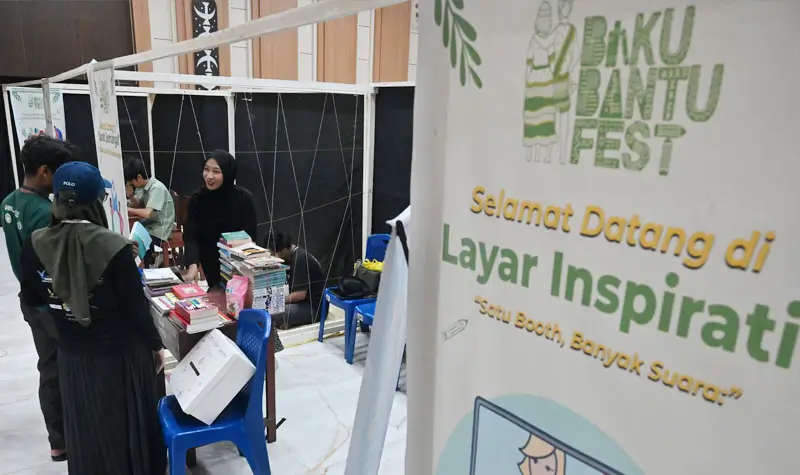 Lapak baca buku gratis. (©bmzIMAGES/basri marzuki)