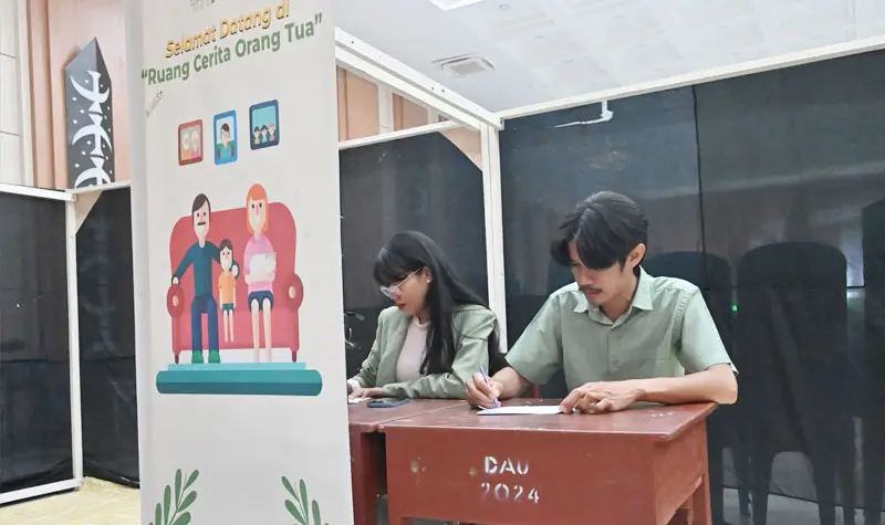 Ruang cerita orang tua. (©bmzIMAGES/basri marzuki)