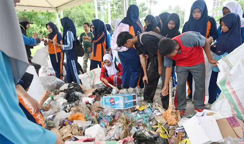Pemilahan sampah. (©bmzIMAGES/basri marzuki)