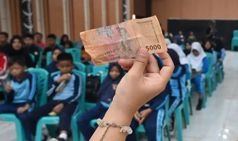 Literasi keuangan kepada pelajar. (©bmzIMAGES/basri marzuki)