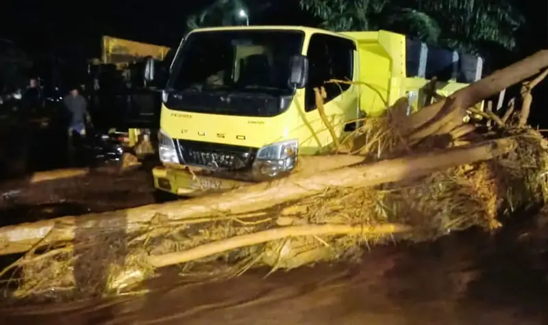 Kondisi salah satu ruas jalan yang terdampak banjir bandang di Desa Molino, Morowali Utara, Rabu (920/8/2025). (©Polsubsektor Petasia Timur)