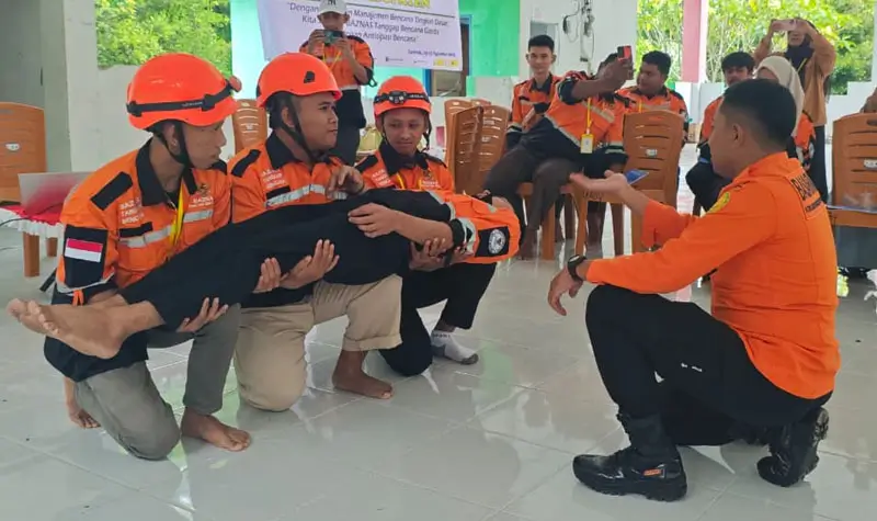Pelatih mempraktikkan teknik penyelamatan pada pleatihan di Luwuk, Banggai, Jumat (15/8/2025). (©Basarnas Palu)