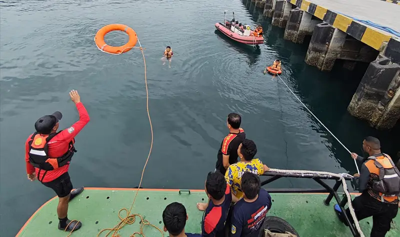 Suasana pelatihan water rescue Damkar Banggai oleh Pos SAR Luwuk, Rabu (6/8/2025). (©Basarnas Palu)