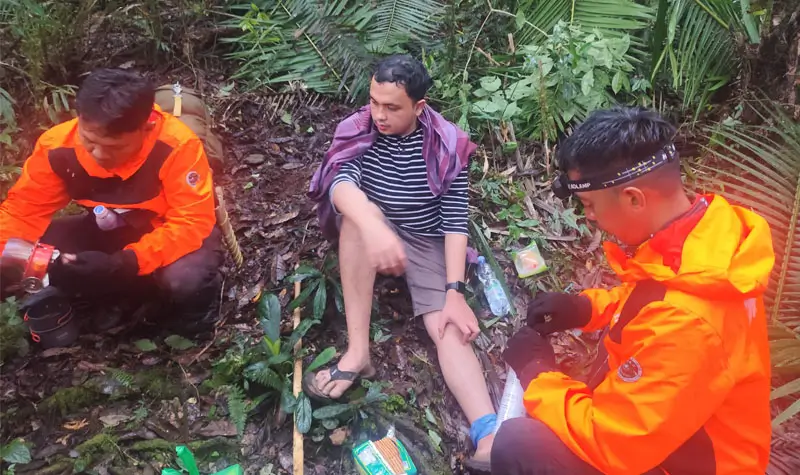 Tim SAR mengevakuasi salh satu dari enam orang pendaki yang dilaporkan tersesat di ketiak mendaki di Gunung Nokilalaki, Sigi, Senin (8/7/2025). (©Basarnas Palu)