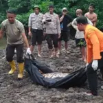 Evakuasi pemanah ikan yang ditemukan sudah meninggal di perairan Sibaluton, Tolitoli, Minggu (24/8/2025). (©Basarnas Palu)
