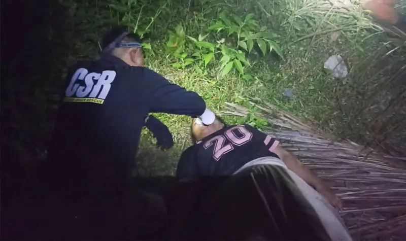 Tim SAR mengevakuasi Icha yang terjebak setelah mendaki di d=Gunung Gawalise, Senin (18/8/2025). (©Basarnas Palu)