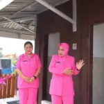 Ketua Bhayangkari Daerah Sulawesi Tengah Vera Agus Nugroho bersama Ketua Bhayangkari Kota Palu Ita Deny Abrahams melihat langsung MCK di Kampung Nelayan, Selasa (12/8/2025). (©Humas Polresta Palu)