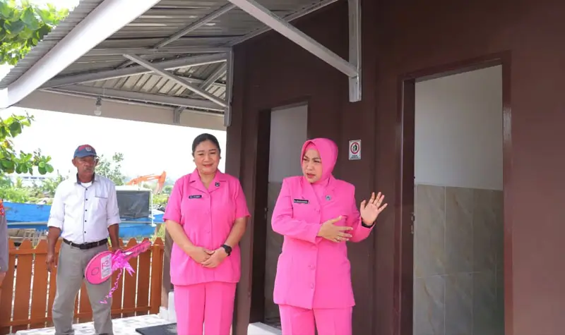 Ketua Bhayangkari Daerah Sulawesi Tengah Vera Agus Nugroho bersama Ketua Bhayangkari Kota Palu Ita Deny Abrahams melihat langsung MCK di Kampung Nelayan, Selasa (12/8/2025). (©Humas Polresta Palu)