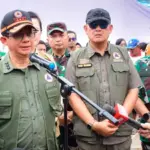 Kepala BNPB BNPB) Letjen TNI Suharyanto memberikan keterangan usai meninjau dampak gempa di Poso, Selasa (19/8/2025). (©Penrem 132/Tdl)
