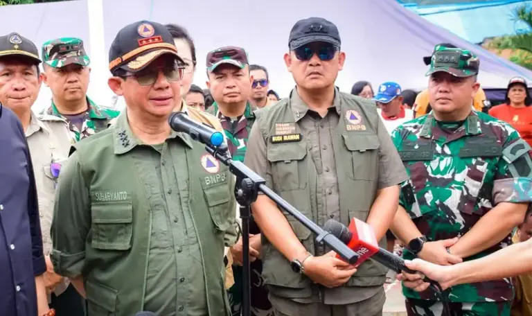 Kepala BNPB BNPB) Letjen TNI Suharyanto memberikan keterangan usai meninjau dampak gempa di Poso, Selasa (19/8/2025). (©Penrem 132/Tdl)