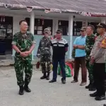 Danrem 132/Tadulako Brigjen TNI Deni Gunawan (kiri) berada di Desa Masani pascagempa di Poso, Senin (18/8/2025). (©Penrem 132/Tdl)
