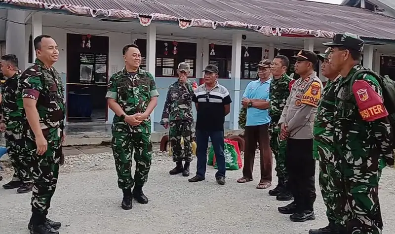 Danrem 132/Tadulako Brigjen TNI Deni Gunawan (kiri) berada di Desa Masani pascagempa di Poso, Senin (18/8/2025). (©Penrem 132/Tdl)