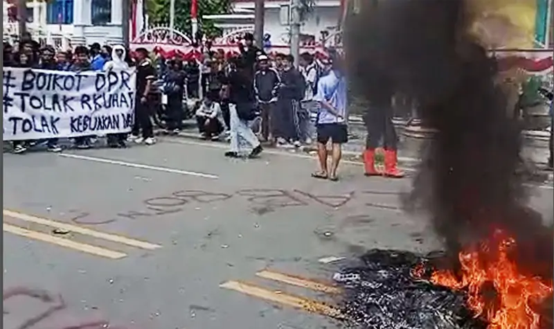 Aksi demonstrasi mahasiswa di depan kantor DPRD Sutleng di Palu, Senin (25/8/2025). (©video tangkapan layar)