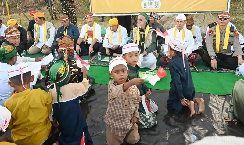 Ketua Utama Majelis Dzikir Nurul Khairaat Habib Sholeh bin Abubakar Al-Aydrus (ketiga kanan) bersama Bupati Sigi Moh Rizal Intjenae (keempat kanan), Ketua MUI Sigi Habib Ali bin Hasan Aljufri (kedua kanan) dan Kapolres Sigi AKBP Kari Amsah Ritonga (kanan) mengikuti Doa Bersama memperingati HUT ke-80 Republik Indonesia di bukit Batambaya, Desa Kalora, Kecamatan Kinovaro, Sigi, Sulawesi Tengah, Senin (18/8/2025). (©bmzIMAGES/basri marzuki)