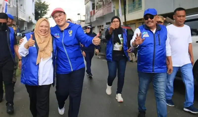 Wakil Gubernur Sulteng dr Reny A Lamadjido (kiri) dan Bupati Donggala Vera Elena Laruni saat mengikuti rangkaian kegiatan Pesta rakyat di Kecamatan Banawa, Kabupaten Donggala, Senin (11/8/2025). (©Pemkab Donggala)