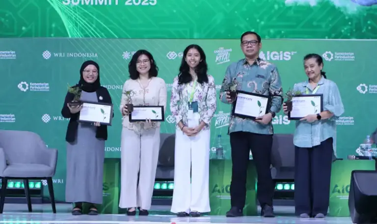 Perwakilan IESR, PIH, dan WRI Indonesia pada sesi pemaparan di AIGIS 2025, Jumat (22/8/2025). (©IESR)