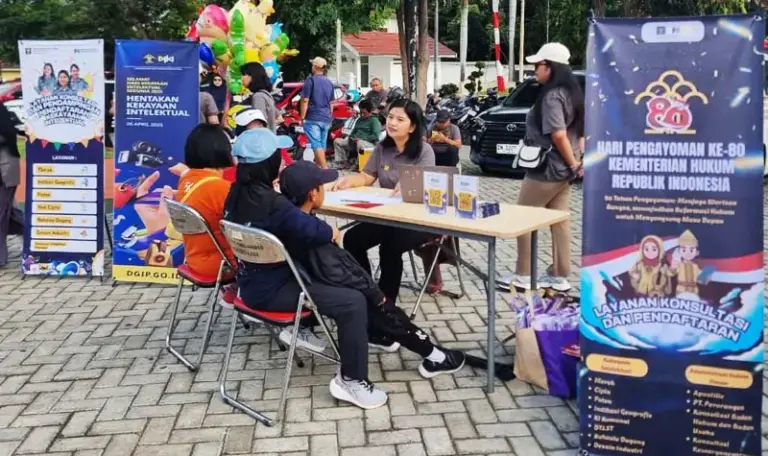 Layanan okonsultasi hukum oleh Kemenkum di momen CFD di Lapangan Vatulemo Palu, Minggu (10/8/2025). (©Kemenkum Sulteng)