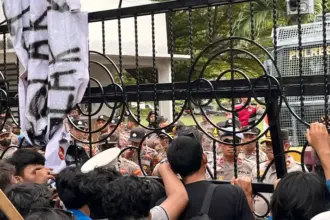 Aksi demo mahasiswa di depan Kantor DPRD Sulteng di Palu, Senin (25/8/2025). (©Gerakan Perempuan Bersatu Sulteng)